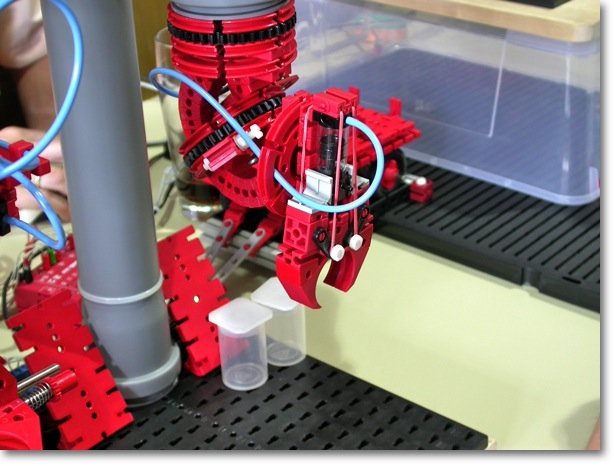 Claus-Barchfeld-08-Erbes-Buedesheim-2011 - Claus Barchfeld - diverse robotarmen met verschillende grijpertechnieken